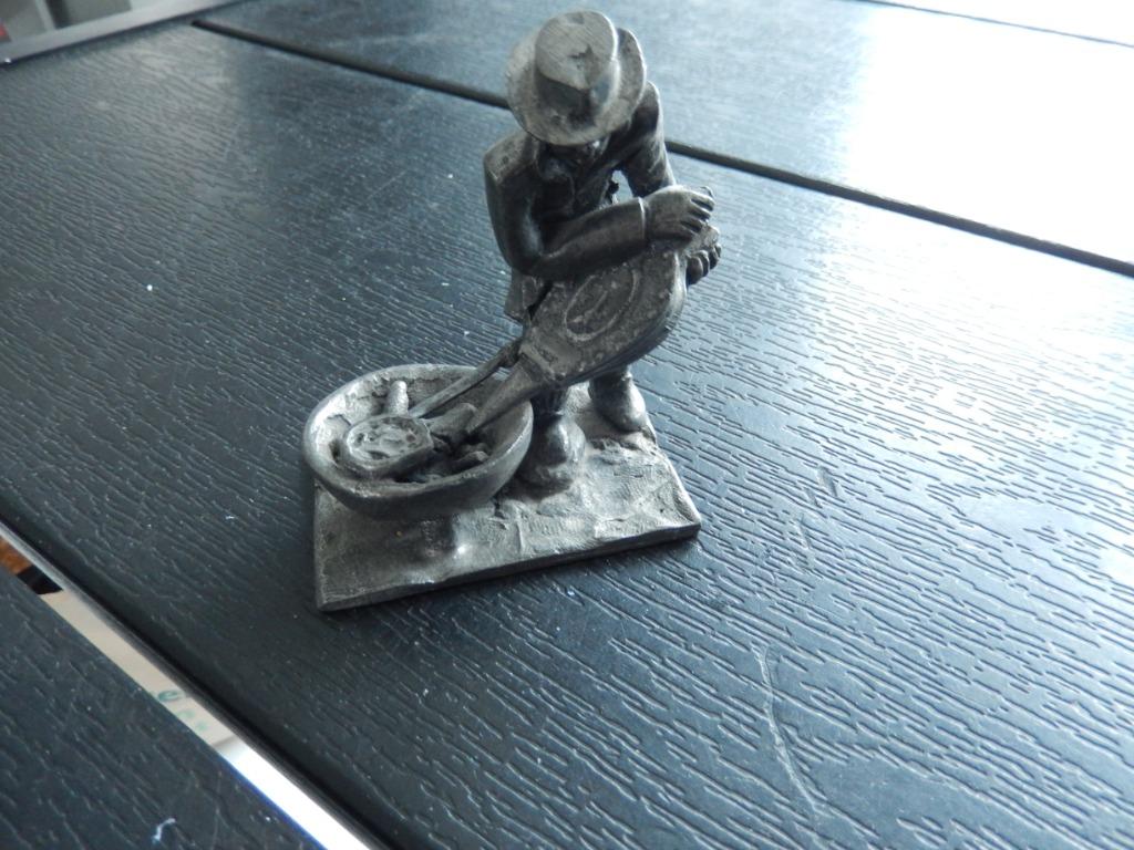 Tinnen miniatuur: smid met blaasbalg (zgan), Ophalen, Zo goed als nieuw