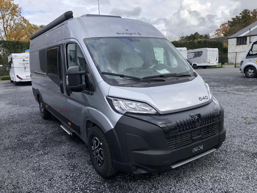 🚐✨ SUNLIGHT 640 DD Editie–Automaat-Lengtebedden - Nieuw🔥, Caravanes & Camping, Camping-cars, Antidémarrage, Automatique, Marchepied électrique