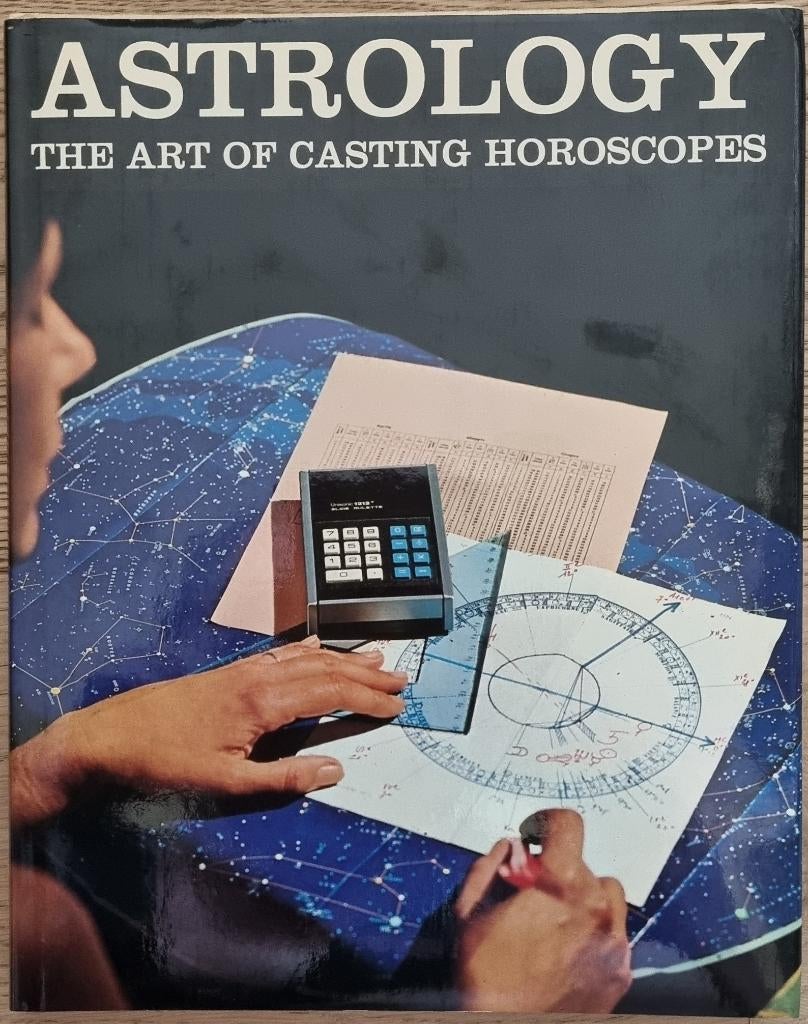 Astrology - The art of casting horoscopes - Ellen Hoffmann, Astrologie, Ellen Hoffmann, Ophalen of Verzenden, Zo goed als nieuw