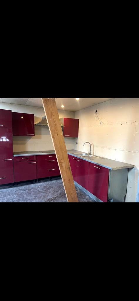 Cuisine equipée a demonter, Rouge, Brillant ou Laqué, Comme neuf, Enlèvement