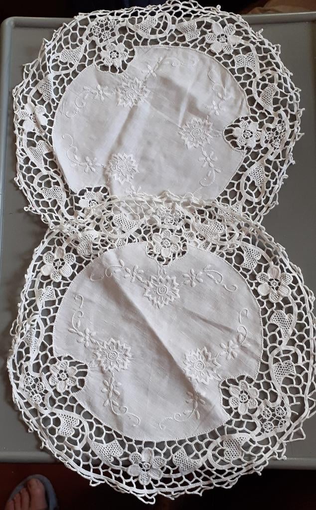 Paire d'anciens napperons tissu brodé et crochet, Antiquités & Art, Enlèvement ou Envoi