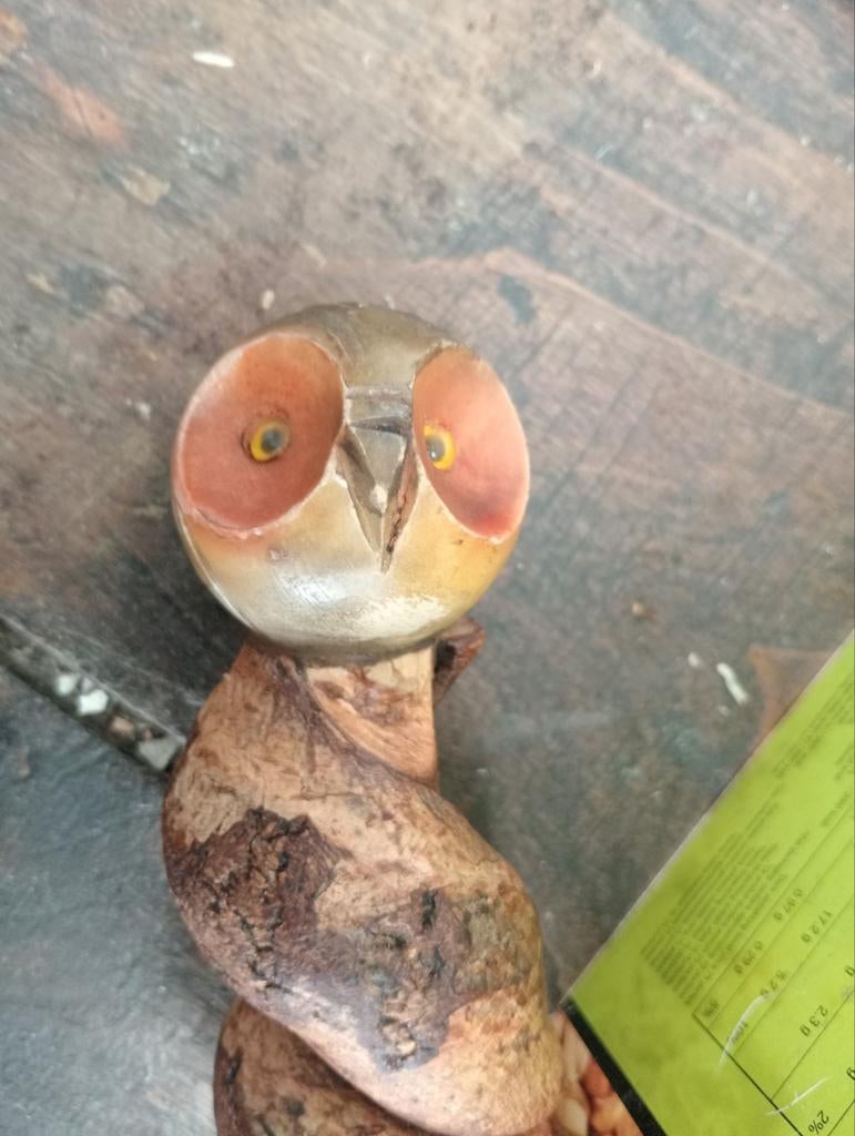 Natuurlijke houten wandelstok met minerale pommel (uil)