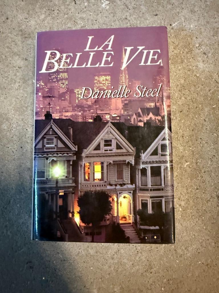 Roman La belle vie, Danielle Steel, Ophalen of Verzenden, Zo goed als nieuw, Danielle Steel