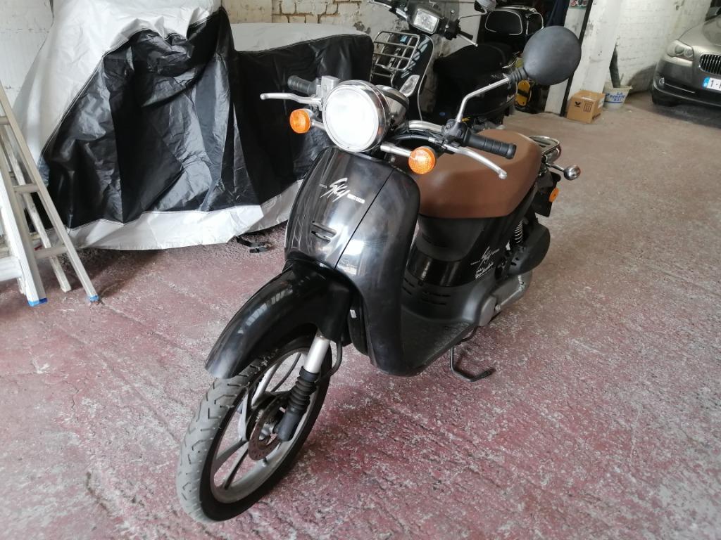 honda sky bromfiets oldtimer 1997 klas a, Fietsen en Brommers, Ophalen, Klasse A (25 km/u), 49 cc, Zo goed als nieuw