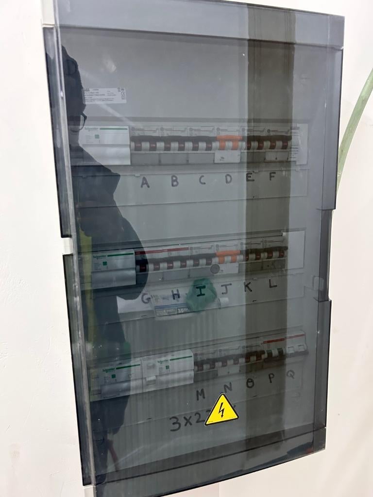 ÉLECTRICIEN PROFESSIONNEL – INTERVENTIONS RAPIDES