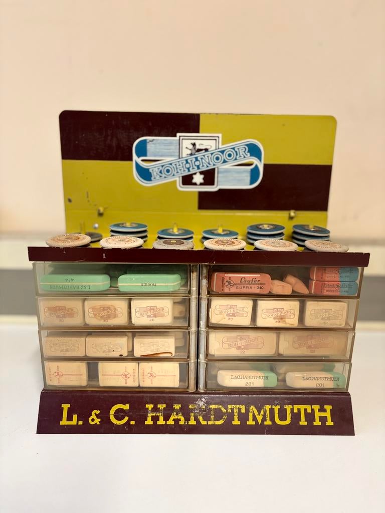 Présentoir à gommes Koh-I-Noor L&C Hardtmuth 1960, Collections, Marques & Objets publicitaires, Utilisé, Enlèvement ou Envoi