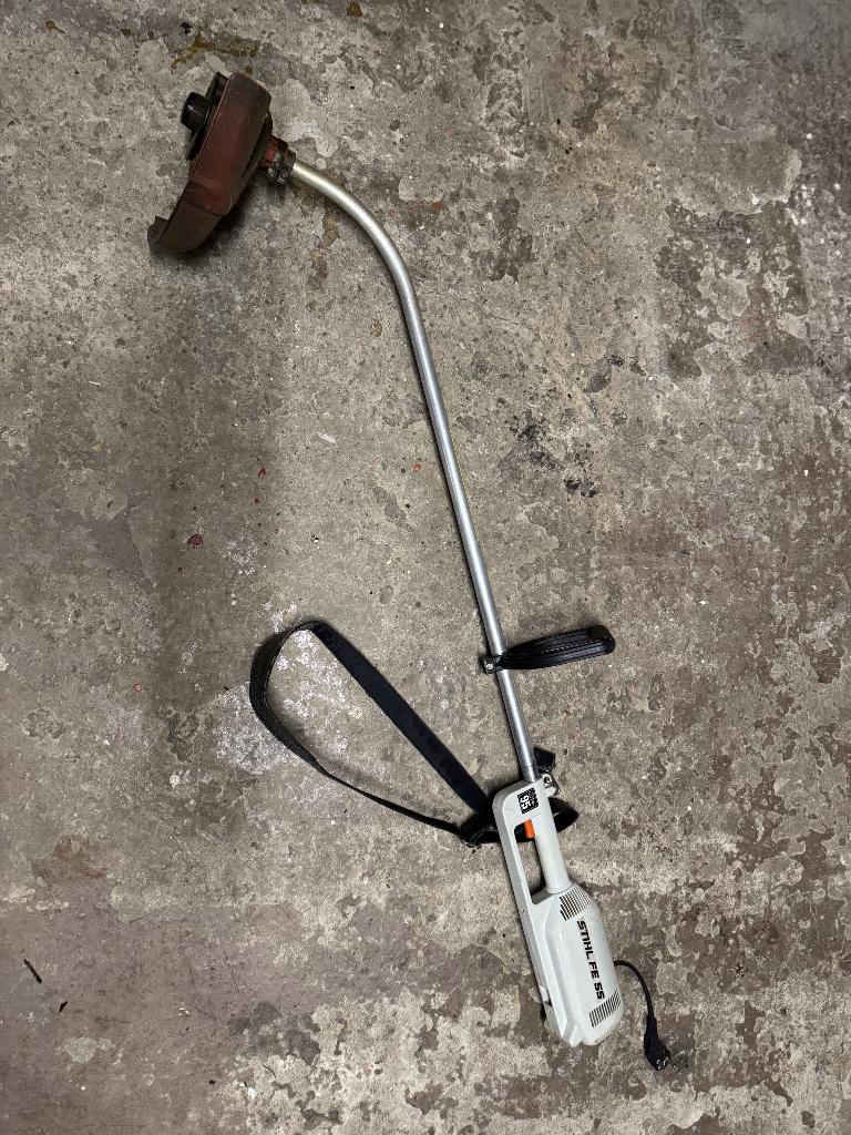 Débroussailleuse électrique Stihl FE 55 avec bobine de fil, Jardin & Terrasse, Stihl, Électrique, 30 à 50 cm, Enlèvement