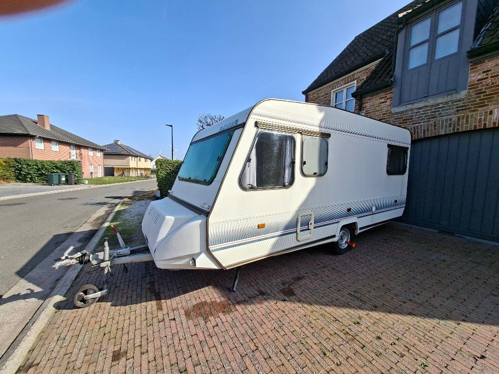 verzorgde caravan met 4 slaapplaatsen GERESERVEERD, 75 kg, 5 à 6 mètres, 750 - 1000 kg, Particulier