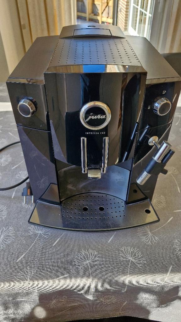 Jura C60, Machine à espresso, Réservoir d'eau amovible, Café en grains, 2 à 4 tasses