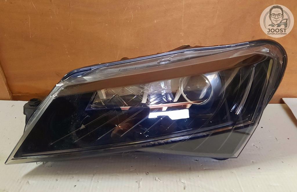 Koplamp links Xenon LED Skoda Superb 3V v.a 2015 3V1941015A, Autos : Pièces & Accessoires, -, Origine de la pièce connue, Utilisé