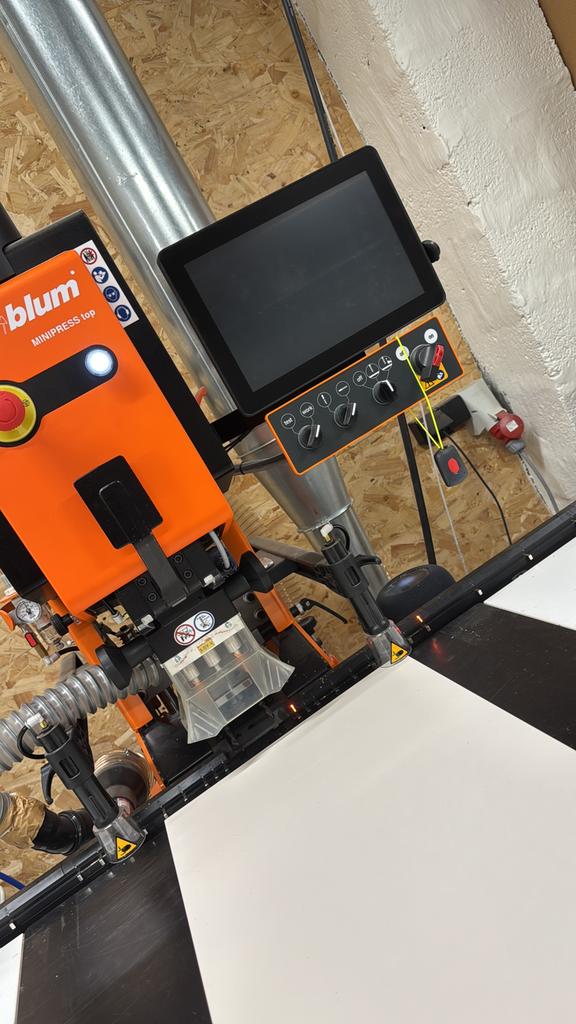 Blum Minipress top easystick nieuwe computer scharniermachin, Zakelijke goederen, Machines en Bouw | Houtbewerking, Ophalen