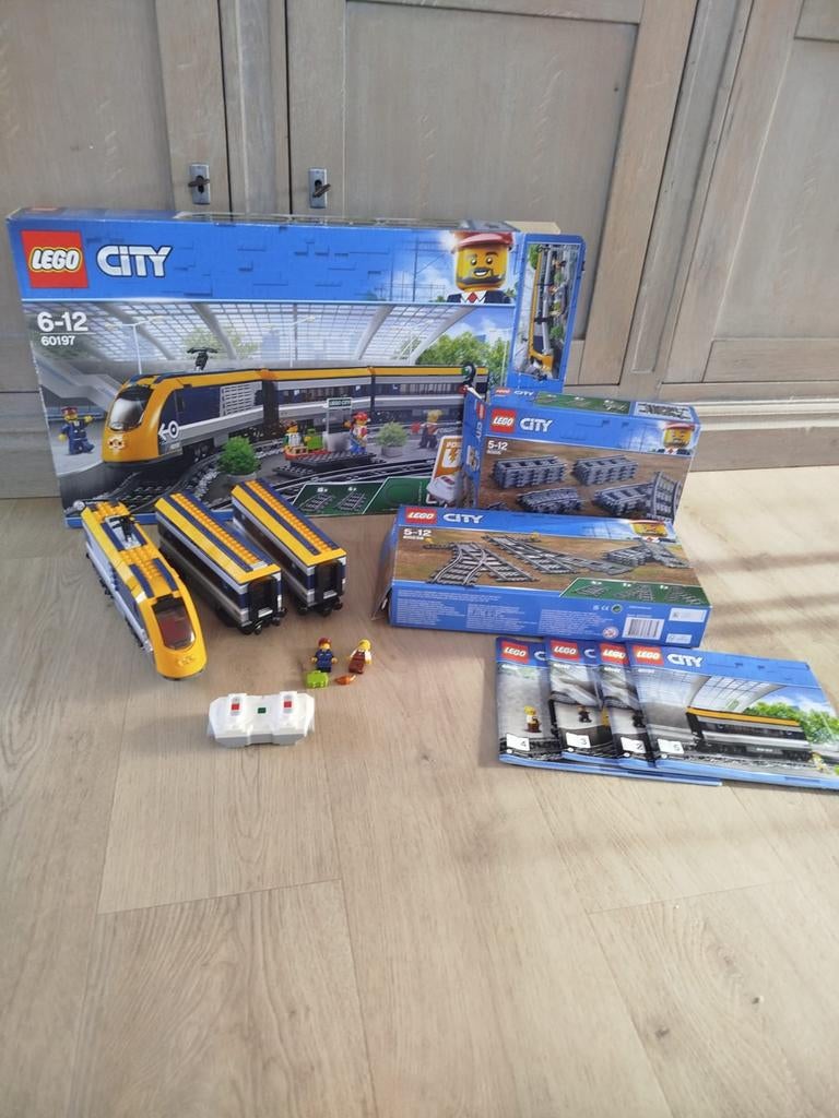 Lego trein set 60197 met extra treinsporen, Kinderen en Baby's, Ophalen of Verzenden, Zo goed als nieuw
