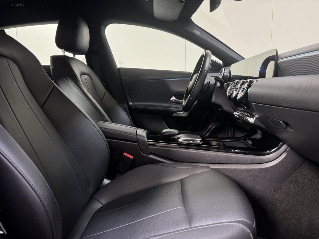 Mercedes-Benz CLA 200 CDI Shooting Break Autom. - Airco - G, 4 cilinders, 0 kg, Zwart, 150 pk