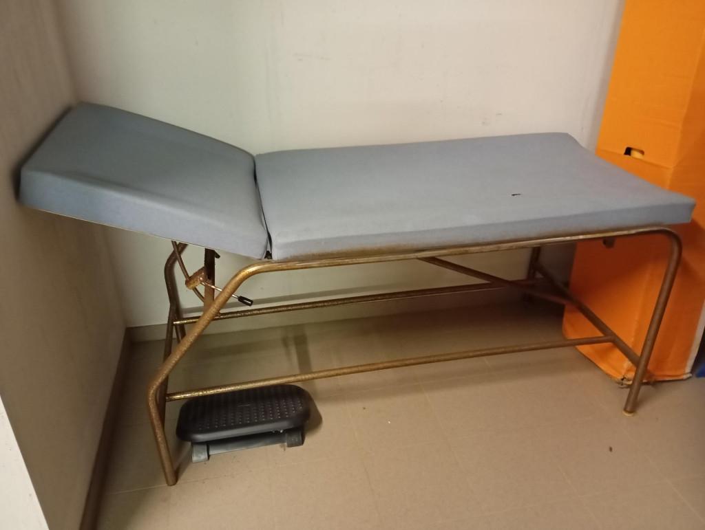 table d'examen infirmerie, Enlèvement