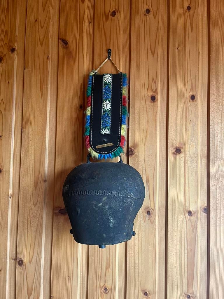 Grote vintage decoratieve alpenbel met leren riem, Ophalen, Zo goed als nieuw