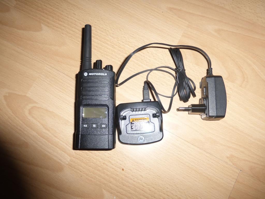Motorola XT 460 walkietalkie met oplader en clips, Telecommunicatie, Verzenden, Zo goed als nieuw, 2 to 5 km, Portofoon of Walkie-talkie