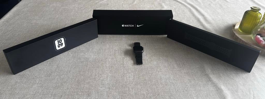 Apple watch Nike SE 40MM, Handtassen en Accessoires, Smartwatches, Ophalen, Zo goed als nieuw, Grijs, IOS