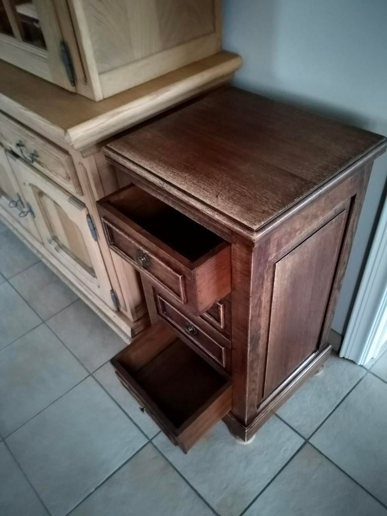 Massief houten kastje lees beschrijving, Ophalen