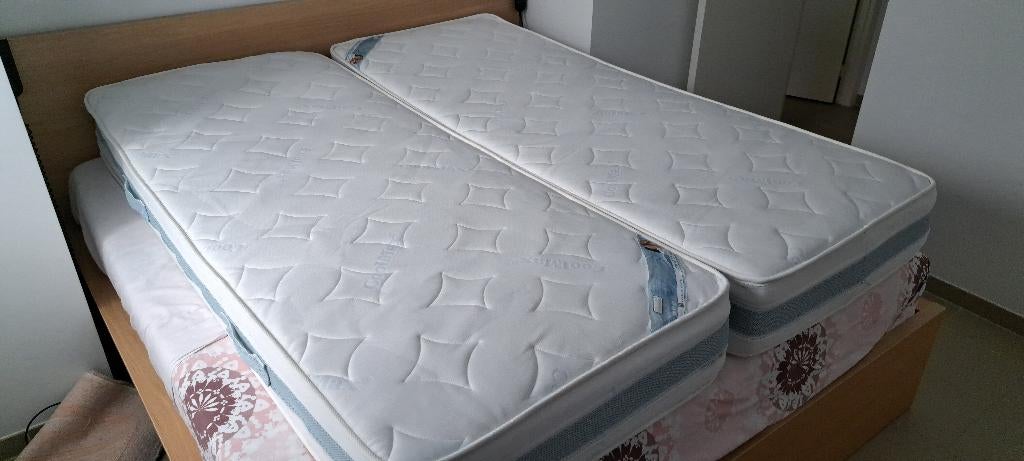 lit en bois avec sommier à lattes et deux matelas., Brun, Enlèvement, Utilisé, 200 cm