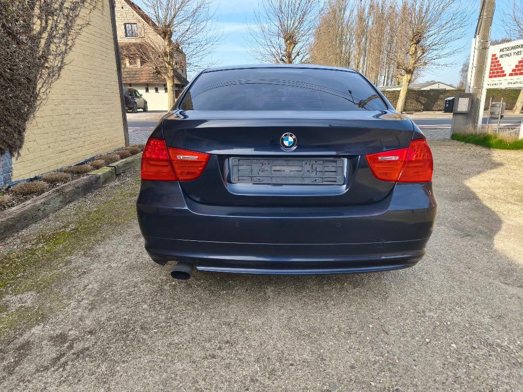 BMW 318i E90 Facelift Parfait état, CT, climatisation, Autos, Euro 5, 4 portes, Boîte manuelle, Noir