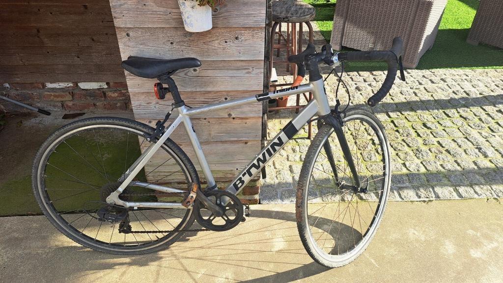 gravelbike b twin triban 100 met platte band maat M, Fietsen en Brommers, Ophalen, Gebruikt