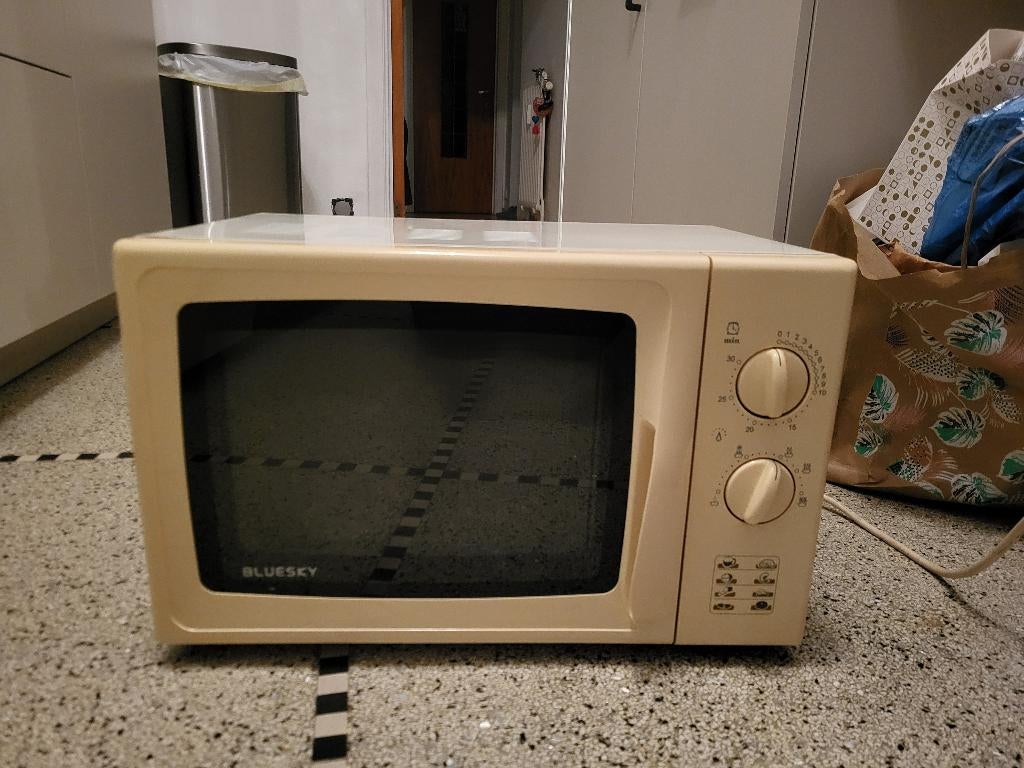 Micro-ondes, Electroménager, Micro-ondes, Moins de 45 cm, Enlèvement, Utilisé, À Poser