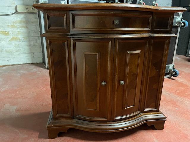 Antiek Italiaans kastje met gebogen deuren (bombé-stijl), Ophalen