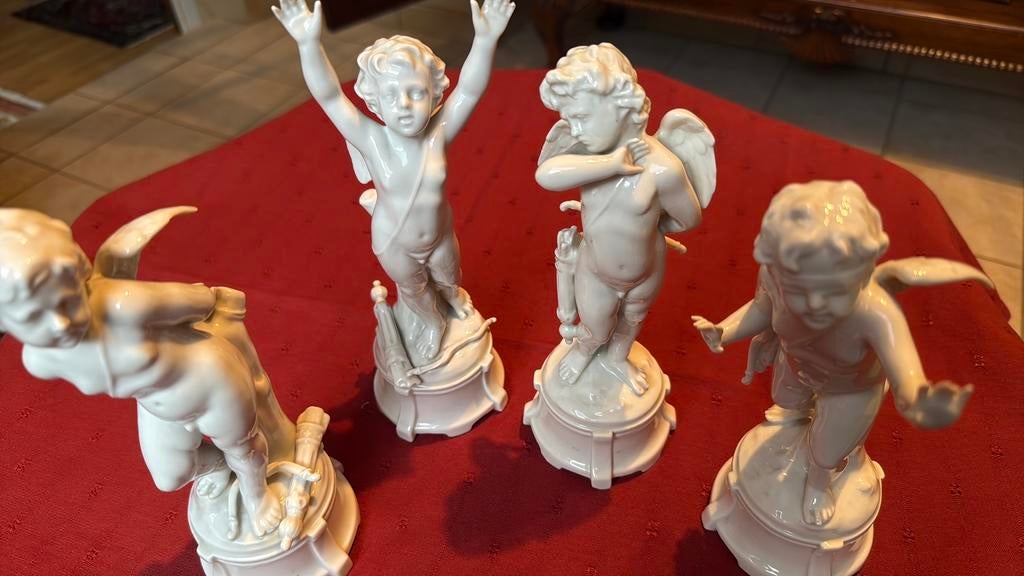 4 personnages porcelaine de Capodimonte xix ème, Enlèvement