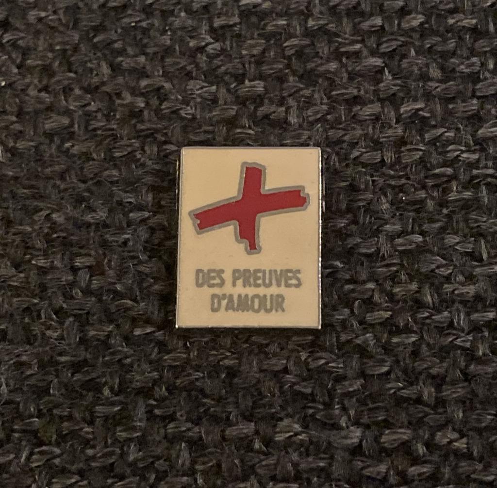 PIN - DES PREUVES D'AMOUR - CROIX ROUGE - RODE KRUIS, Collections, Envoi, Utilisé, Autres sujets/thèmes, Insigne ou Pin's