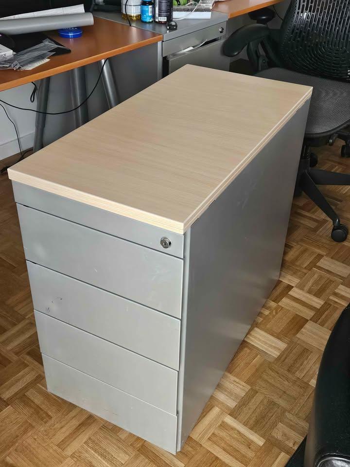 ladeblok/ladekast ijzer lichtgrijs met houten top, Ophalen, Gebruikt