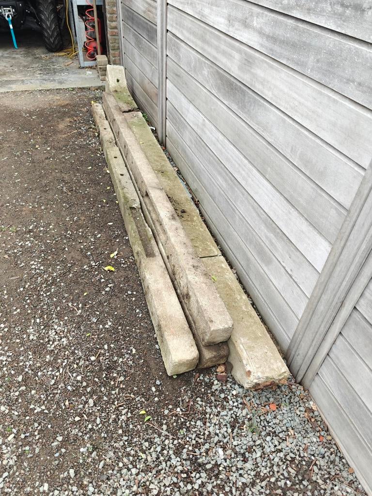 gratis 3 betonpalen + 1 grote zware betonpaal, Ophalen, Gebruikt