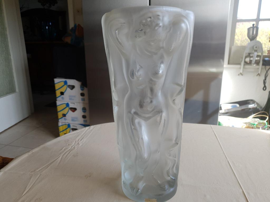 Vase en cristal unique avec deux statues de femmes nues. Le, Maison & Meubles, Enlèvement, Comme neuf, Verre, Moins de 50 cm