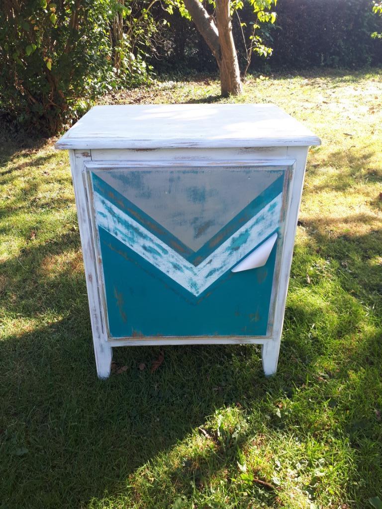 Superbe table de chevet - table de nuit  Petite armoire hall, Maison & Meubles, Enlèvement, Comme neuf, Autres essences de bois