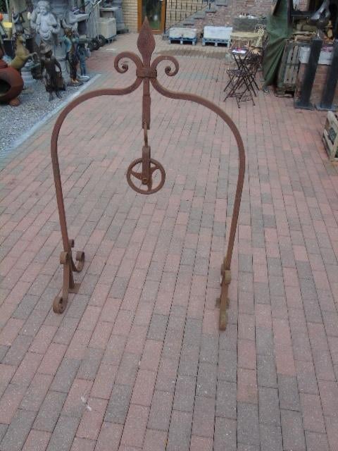 portique de puit en fer forgé fleur de lys, Jardin & Terrasse, Barils de pluie, Neuf, Métal, 150 litres ou plus, Enlèvement