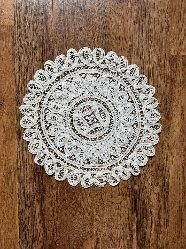 Antieke gehaakte kanten placemat - inspiratie voor Brugge., Ophalen
