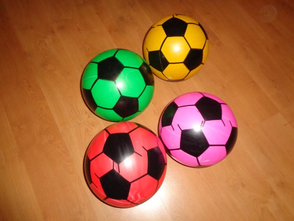 PARTIJ UITGOOI VOETBAL 21-23CM IN DIVERSE KLEUREN € 0,49ex, Diversen, Rommelmarktspullen, Ophalen, Nieuw