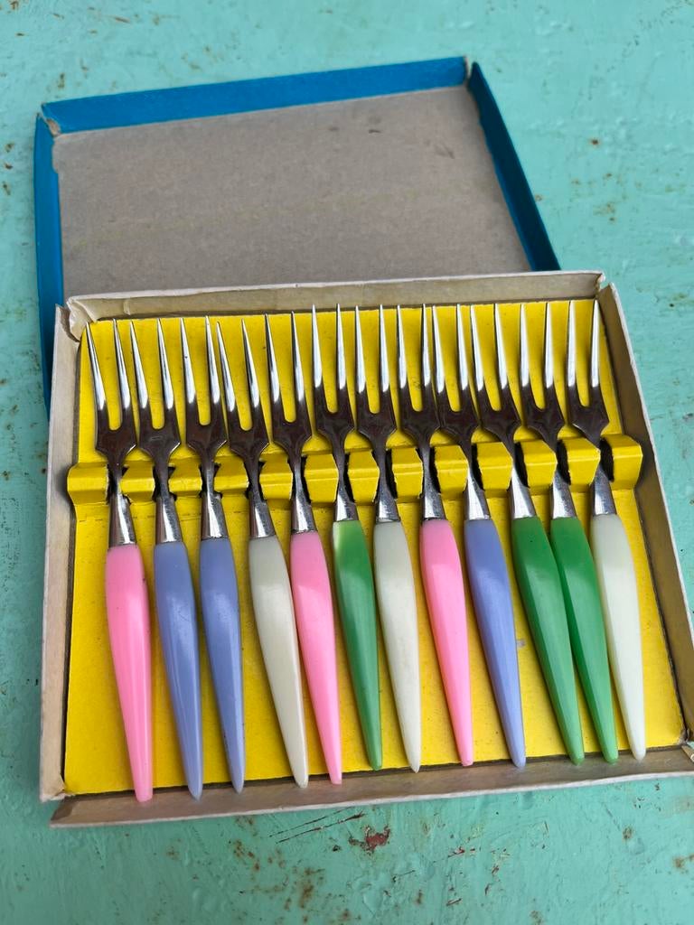 Ensemble de 12 fourchettes à cocktail vintage colorées, Maison & Meubles, Cuisine | Couverts, Enlèvement ou Envoi, Ensemble de couverts