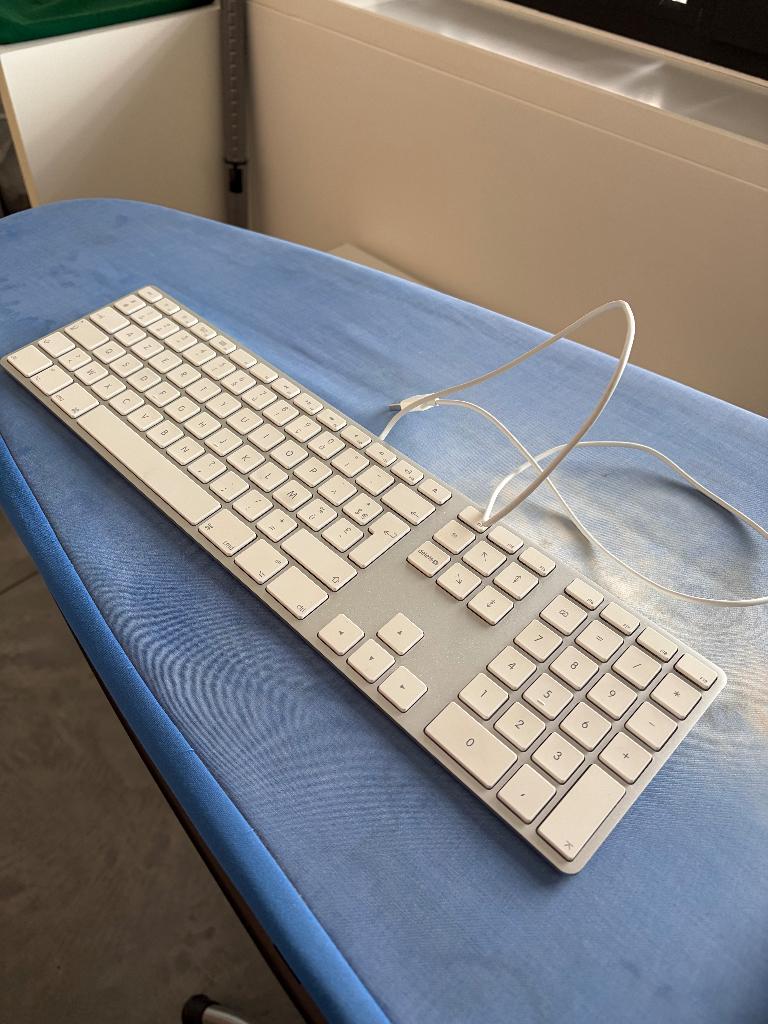 Apple keyboard + muis, Computers en Software, Toetsenbord en muis-set, Numeriek, Ophalen of Verzenden, Zo goed als nieuw
