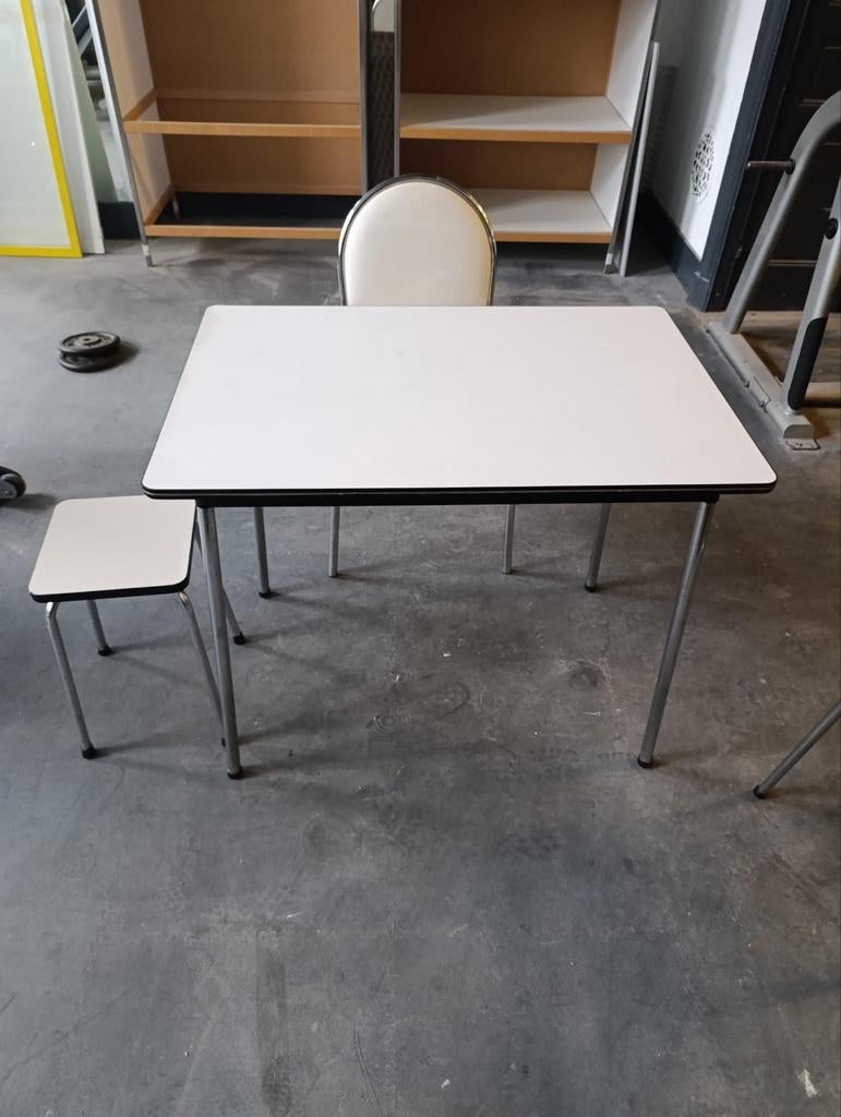 TABLE EN FORMICA BLANCHE AVEC CHAISE ET TABOURET, Enlèvement