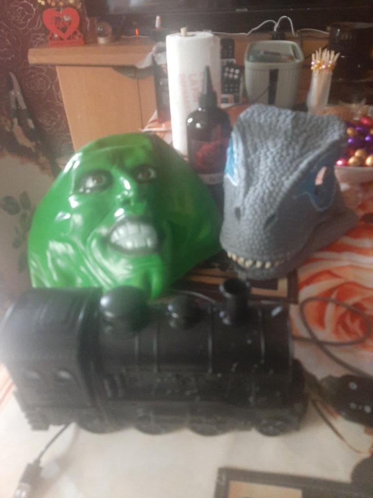 Masque de carnaval plus train, Enlèvement