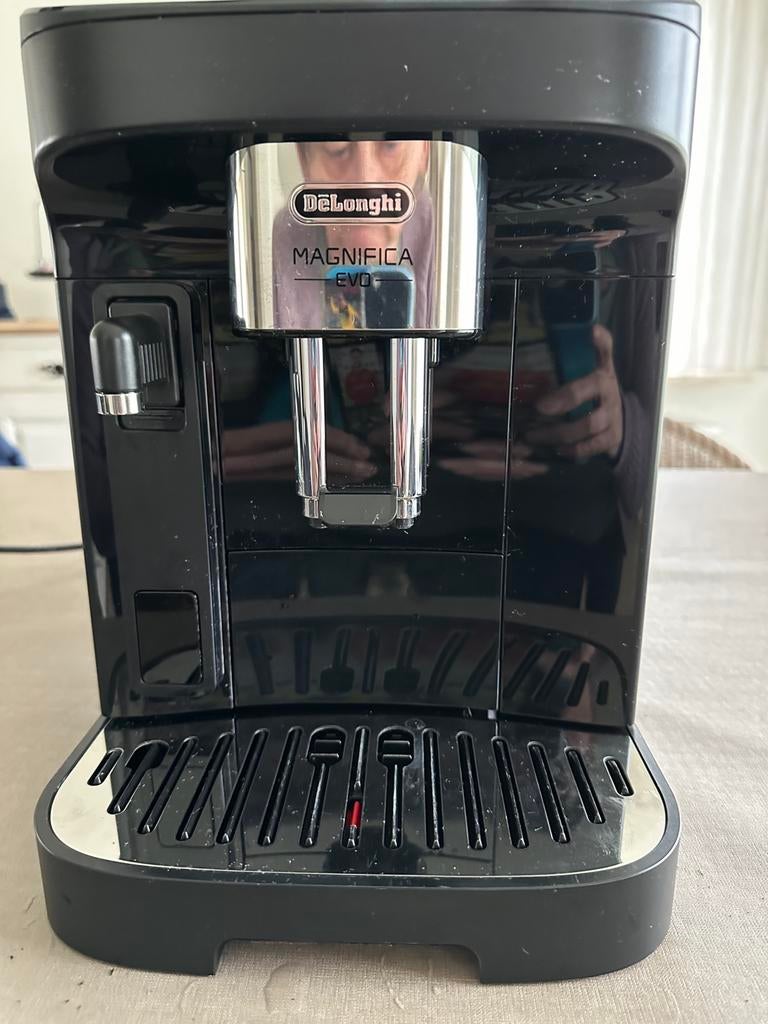 Koffiemachine delonghi magnifica evo-in goede staat, Elektronische apparatuur, Koffiezetapparaten, Koffiemachine, Ophalen