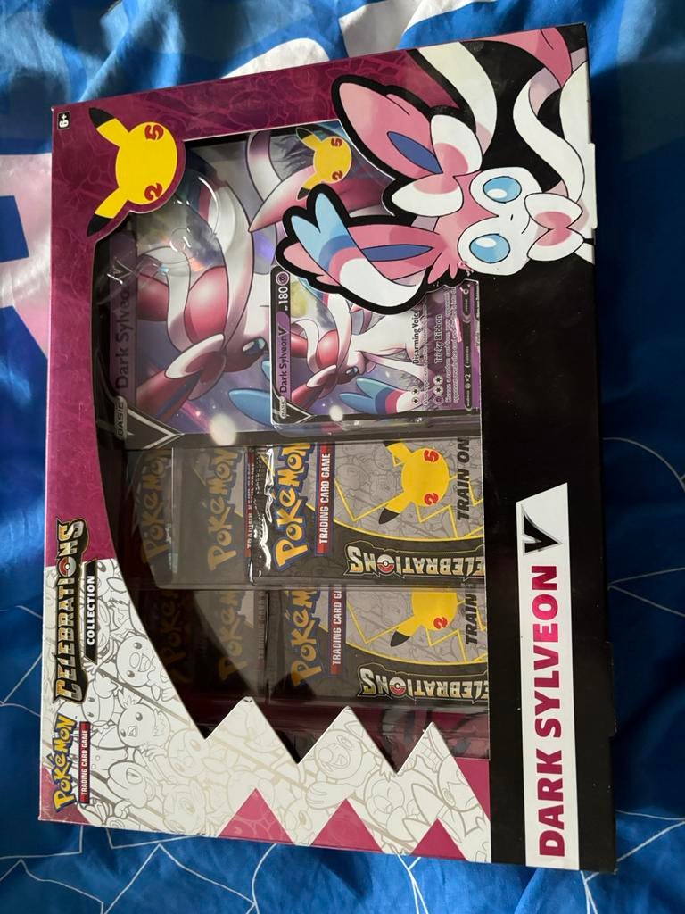 Pokemon celebrations dark sylveon v collection, Hobby en Vrije tijd, Verzamelkaartspellen | Pokémon, Ophalen of Verzenden, Nieuw
