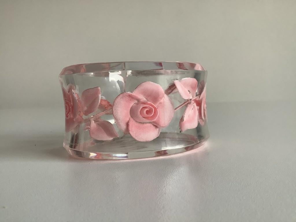 Rare bracelet/bracelet large en lucite sculptée vintage, Bijoux, Sacs & Beauté, Bracelets, Enlèvement ou Envoi, Comme neuf, Rose