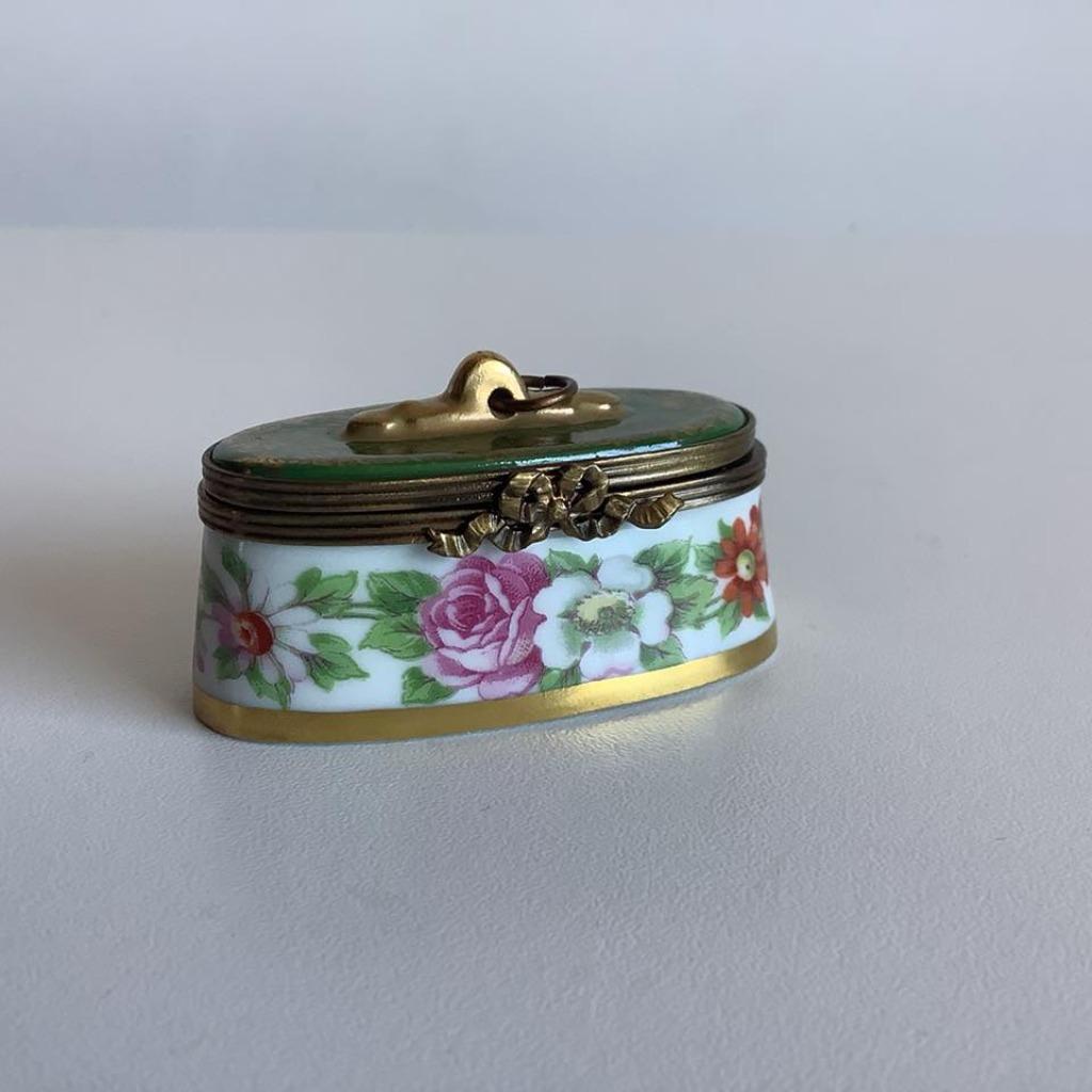 jolie boîte à pilules vintage de Limoges avec fleurs, Antiquités & Art, Enlèvement ou Envoi