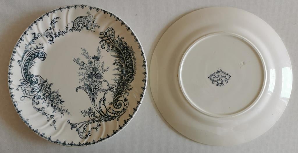 Vaisselles : Lot de 12 assiettes estempiées Madeleine BFK, Enlèvement ou Envoi, Comme neuf, Céramique, Assiettes(s)