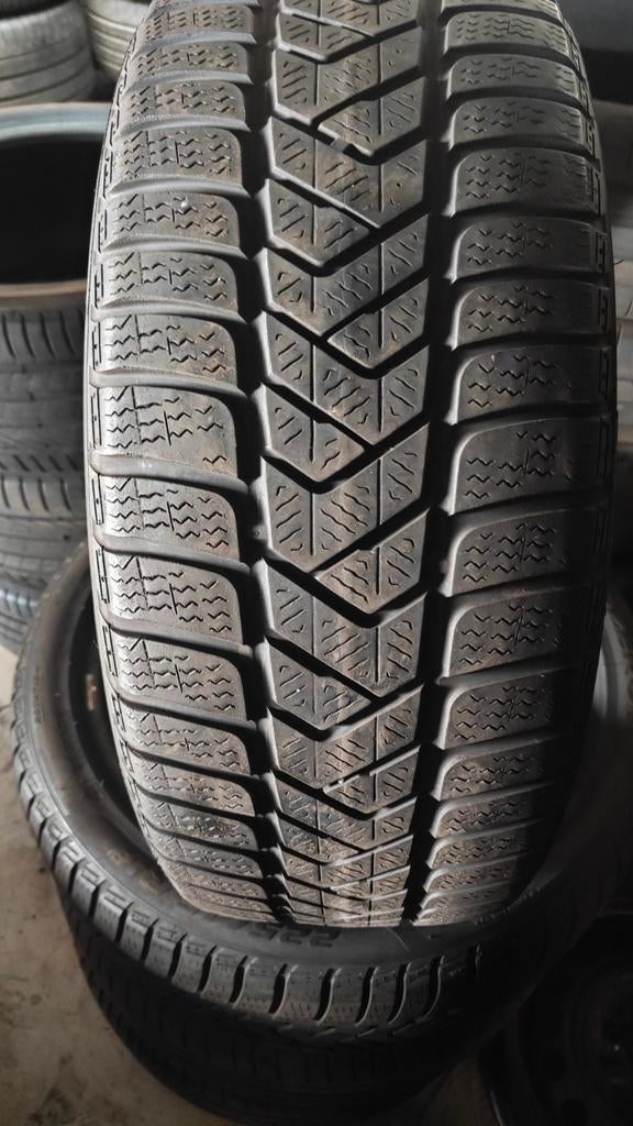 225/45r18 Pirelli 40€ chacun avec support 225/45 r18, Autos : Pièces & Accessoires, Enlèvement ou Envoi