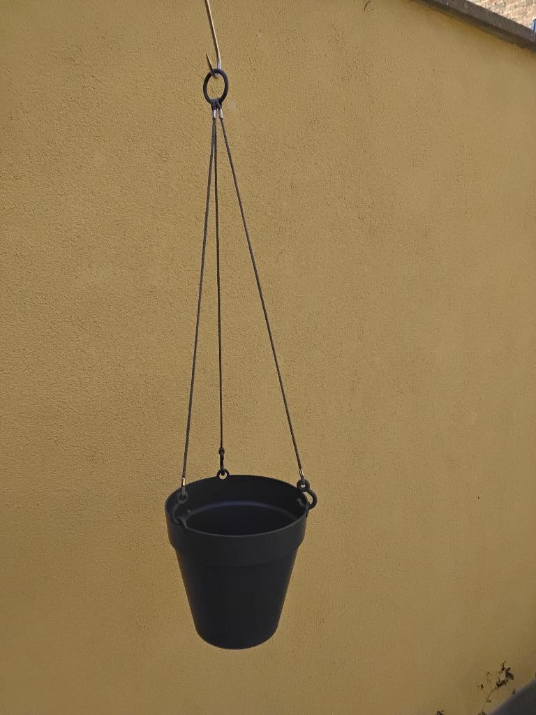 Hangende bloempot met waterreserve, Tuin en Terras, Bloempotten, Kunststof, Rond, Ophalen of Verzenden, Zo goed als nieuw