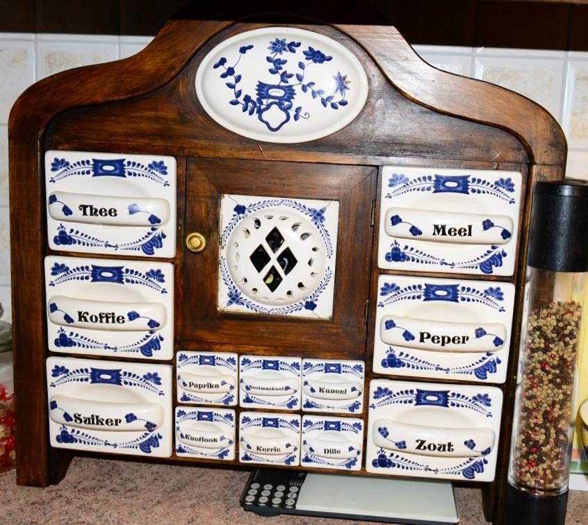 Antiek kruidenkastje, Ophalen