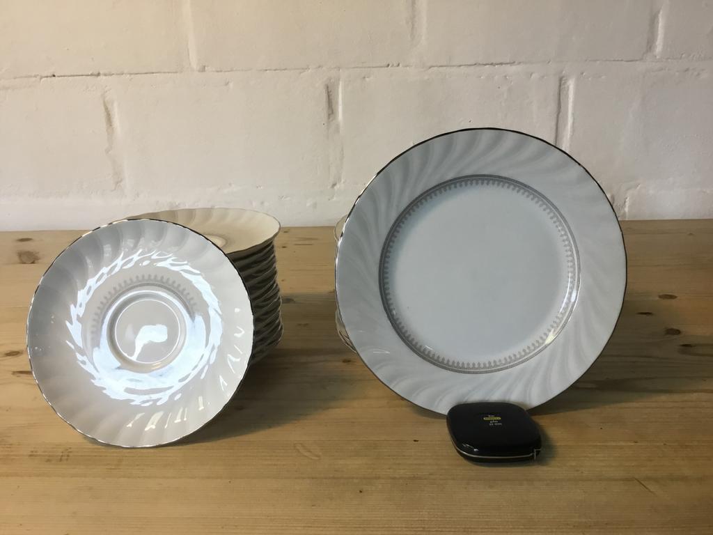 12 delig eetservies met bijbehorende kommen, Enlèvement, Récipient(s)