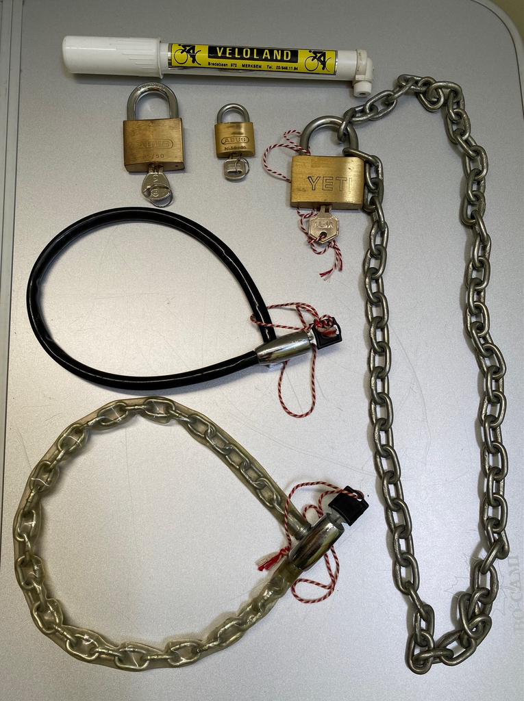 Assortiment hangsloten en bloksloten abus, Ophalen, Zo goed als nieuw